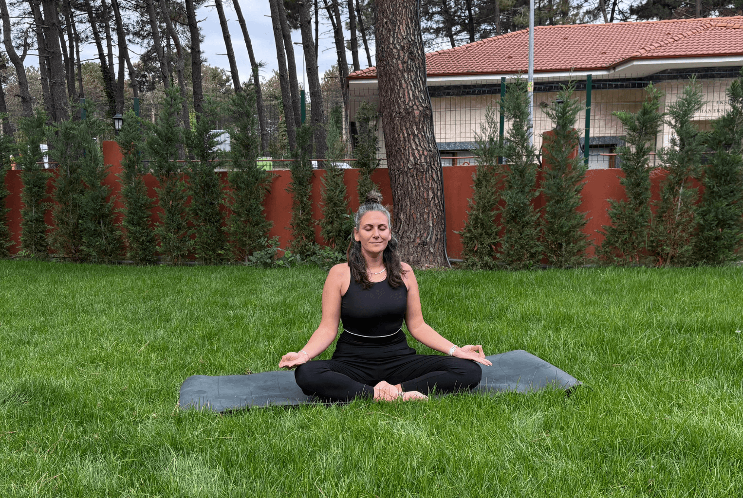 Yoga pratiği yapan kadın